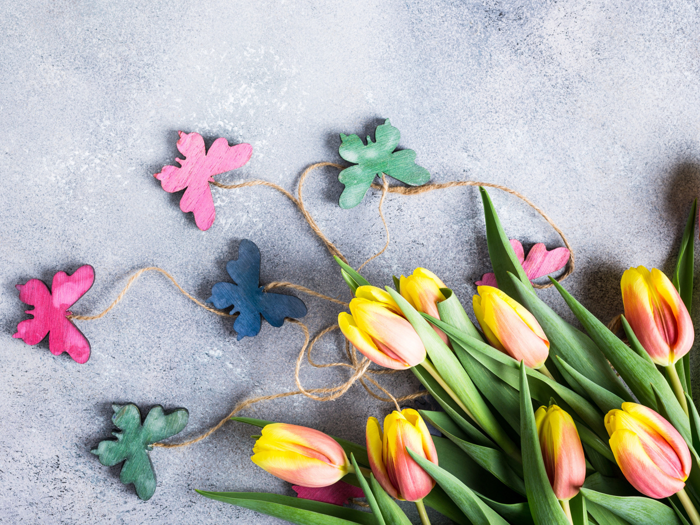 Букет коричневых тюльпанов с бабочками на сером фоне