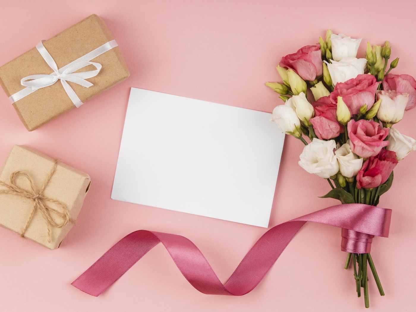 Букет эустомы с лентой на розовом фоне с подарками и белым листом