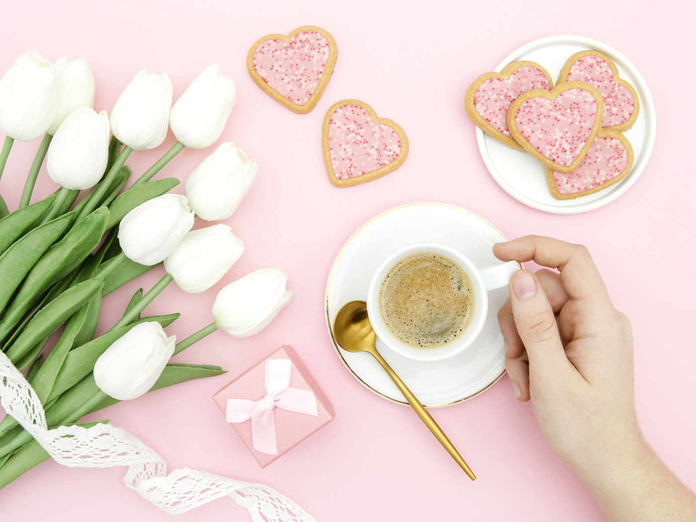 Букет белых тюльпанов с чашкой кофе и печеньем для любимой