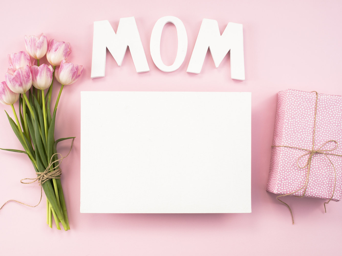 Шаблон открытки для мамы на розовом фоне с тюльпанами