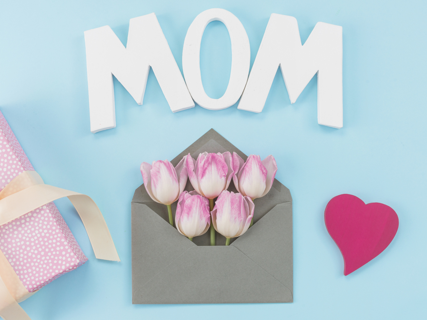 Тюльпаны в конверте на голубом фоне для мамы