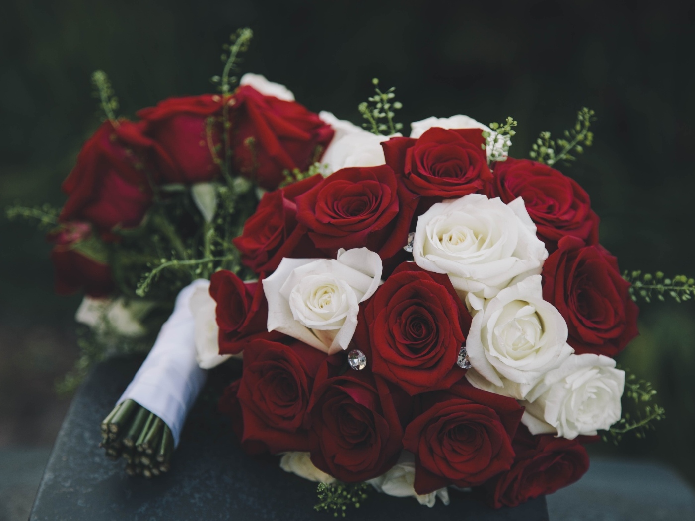 Два букета с красными и белыми розами с бриллиантами