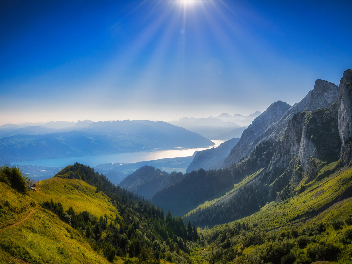 Красивый вид на Швейцарские Альпы в лучах солнца