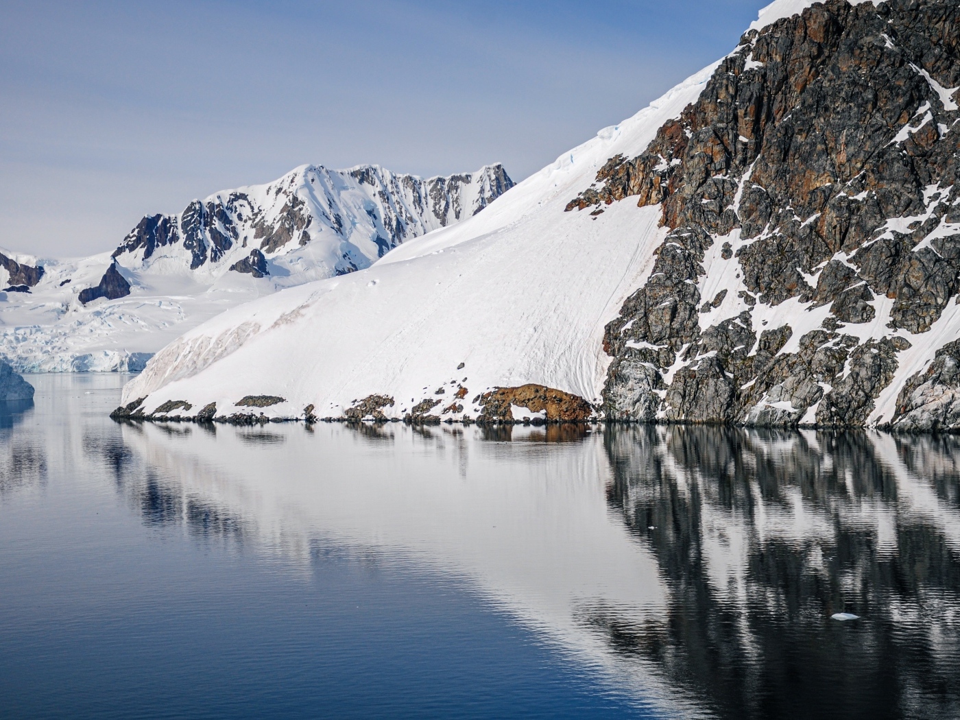 Горы покрытые снегом на берегу океана, Антарктида