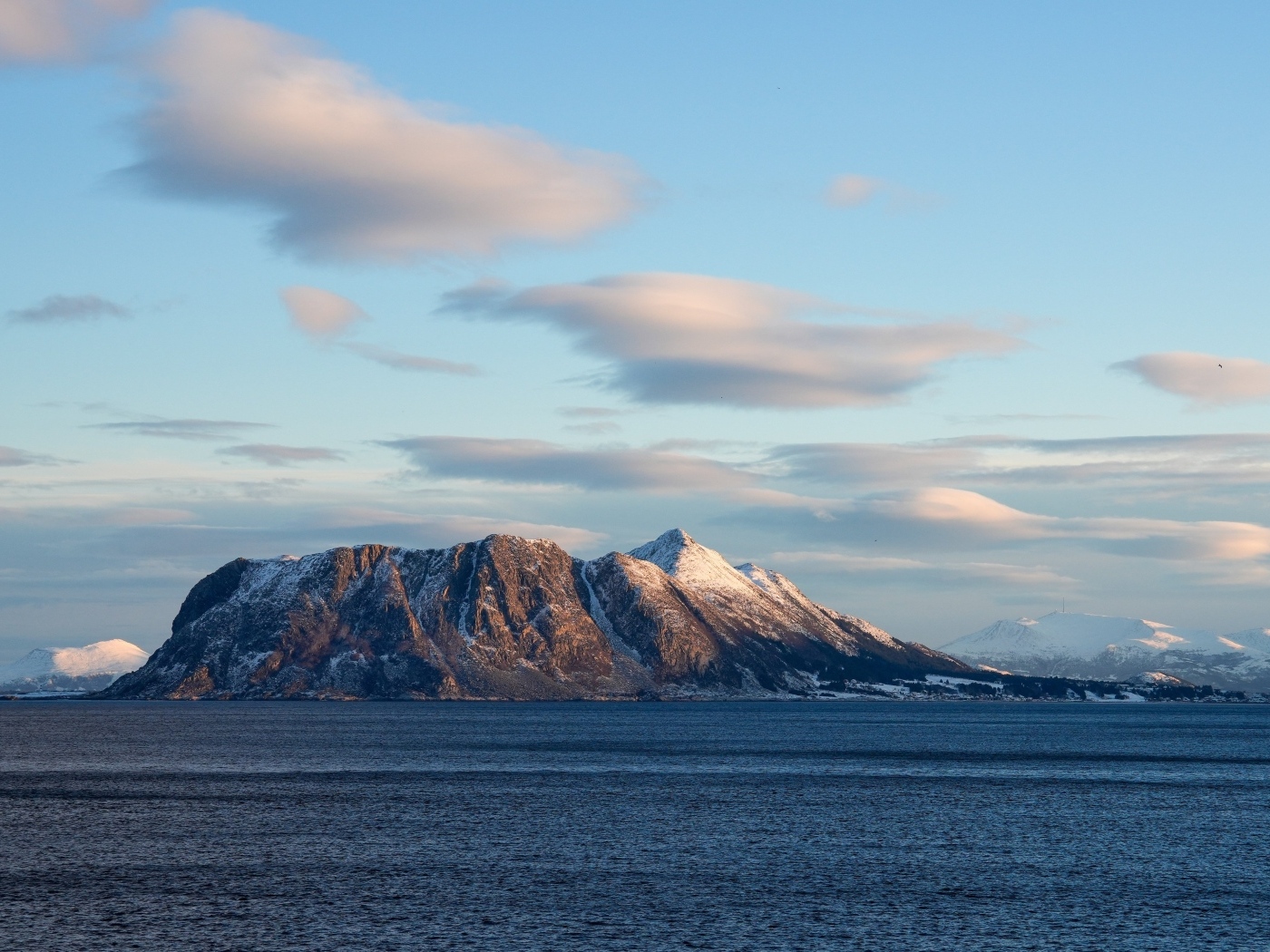 Скала в лучах солнца в море