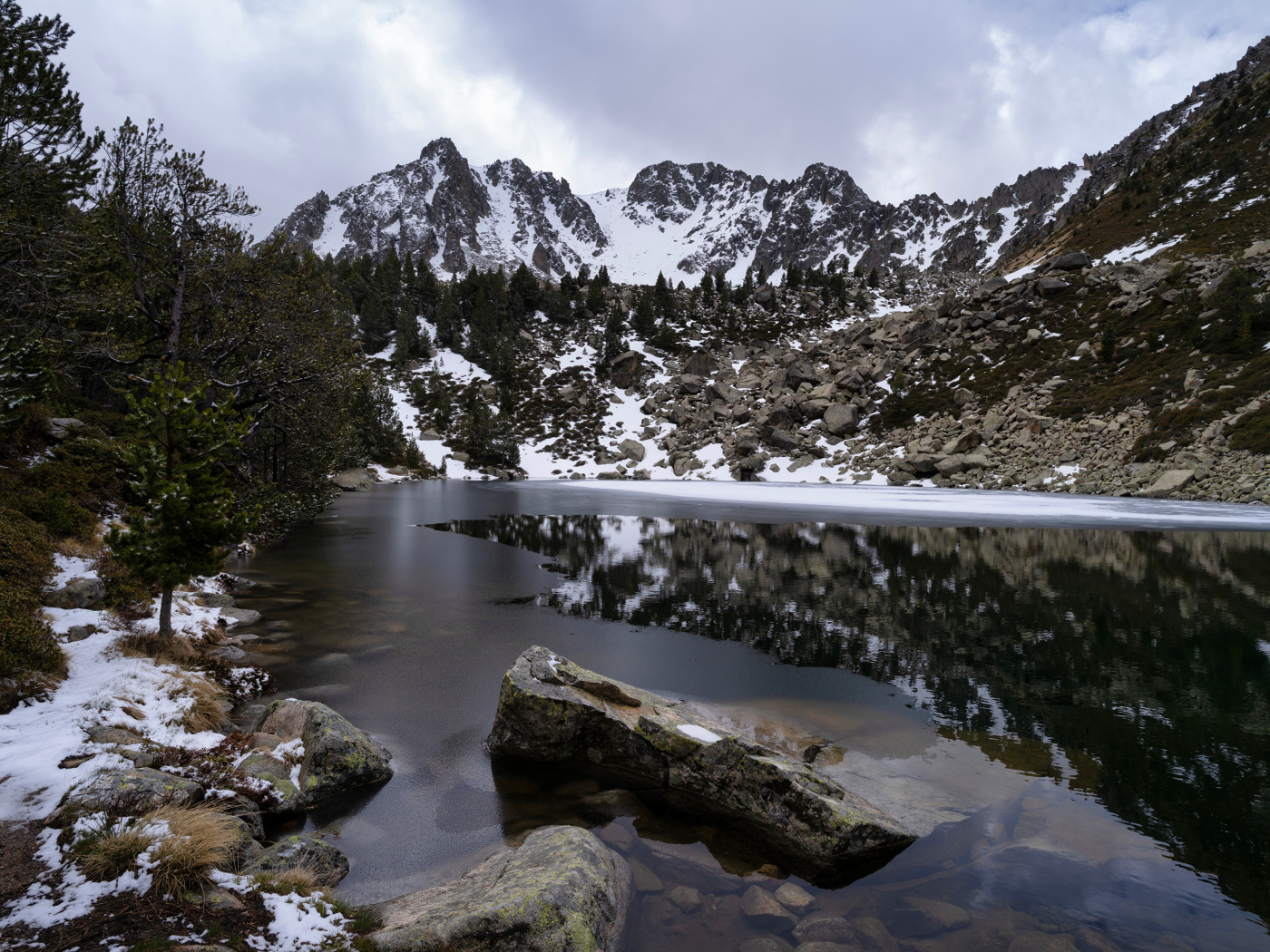 Заснеженные горы у холодной реки, Андорра