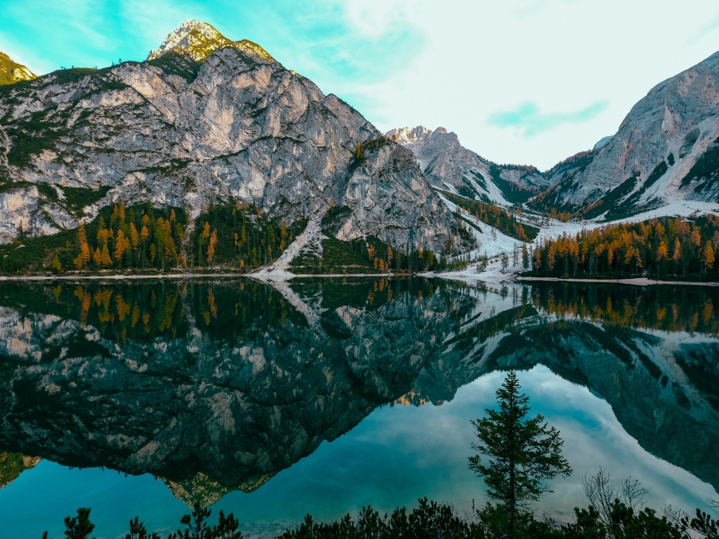 Каменные горы отражаются в глади озера