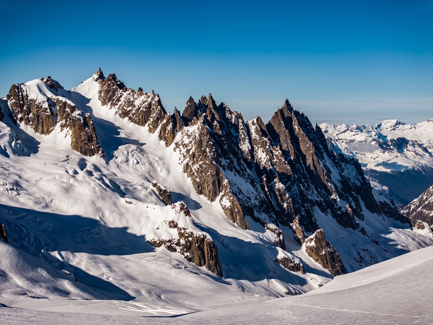 Солнце покрывает заснеженные горы
