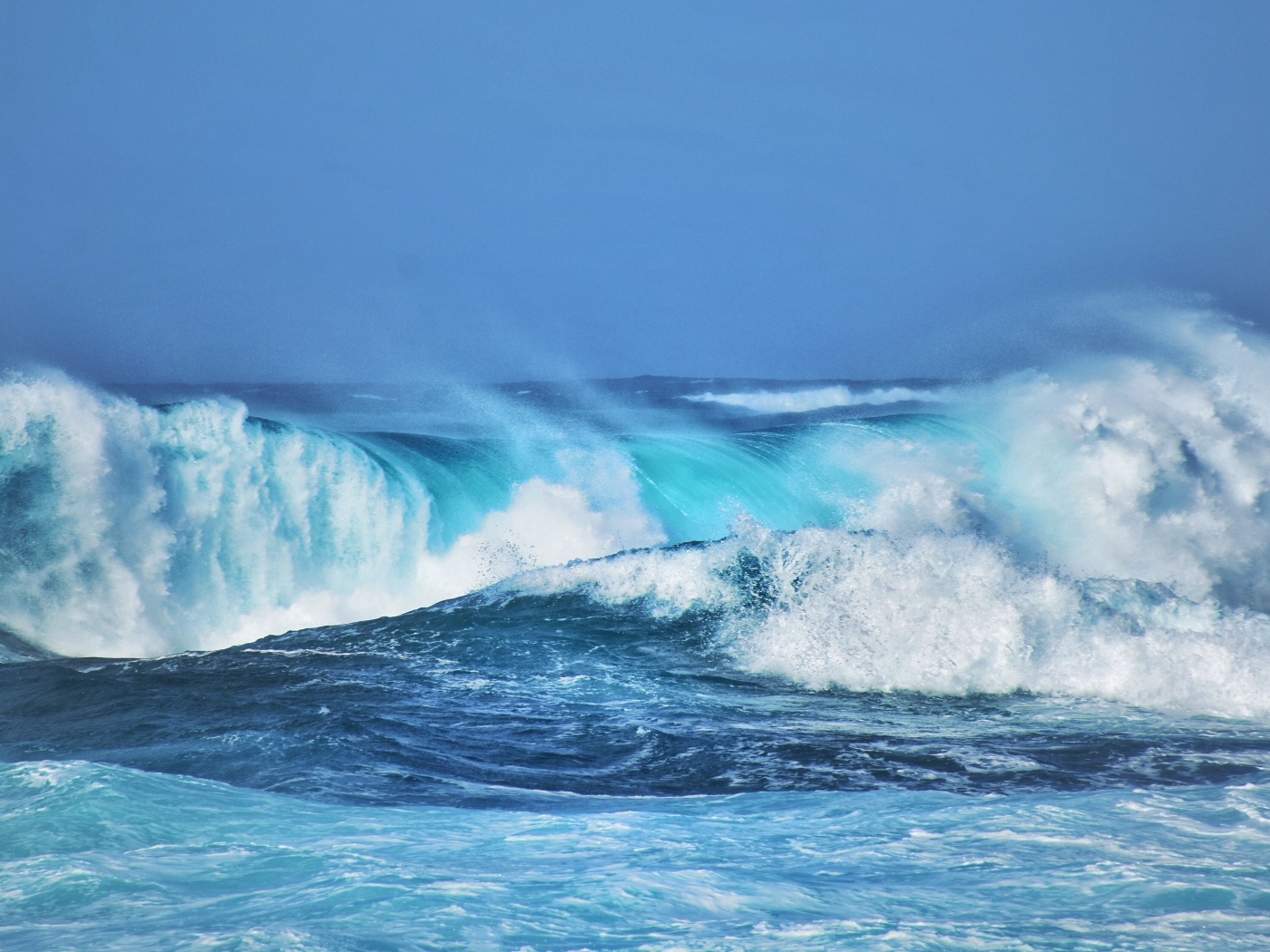 Большие белые волны в океане