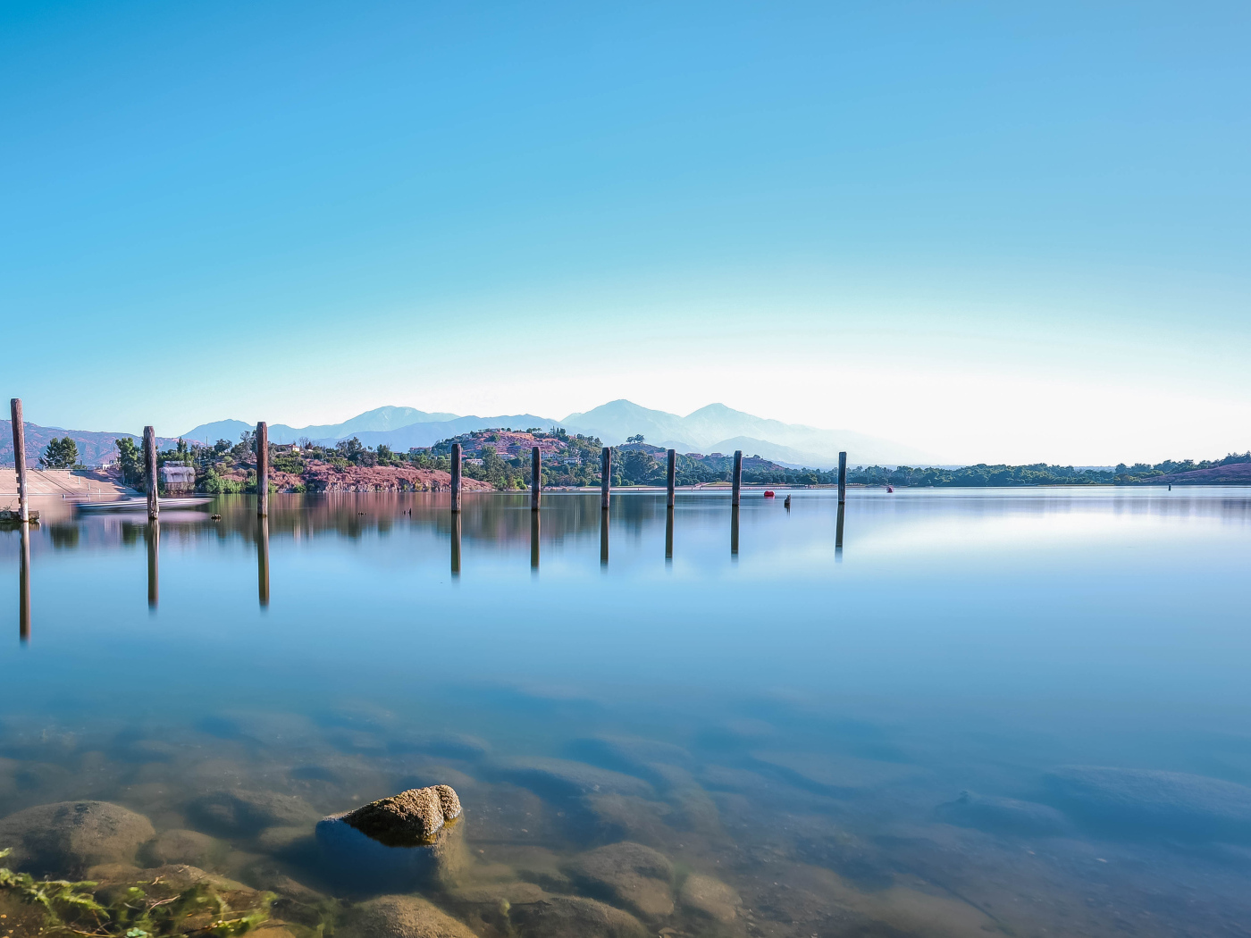 Голубое небо над тихим озером летом
