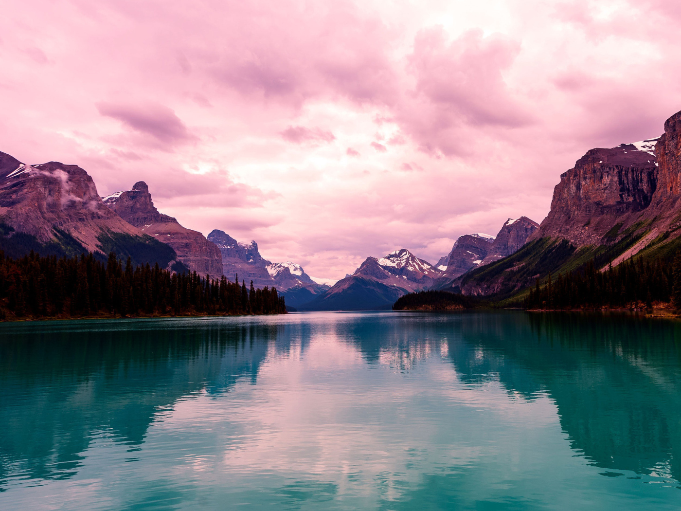 Голубая вода в озере в горах 