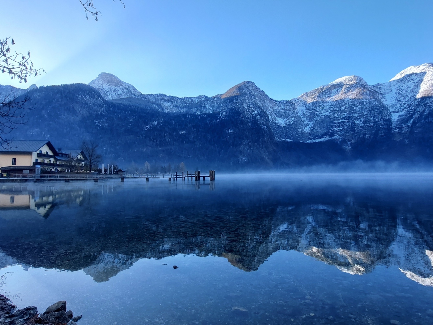 Дом у озера в горах на рассвете