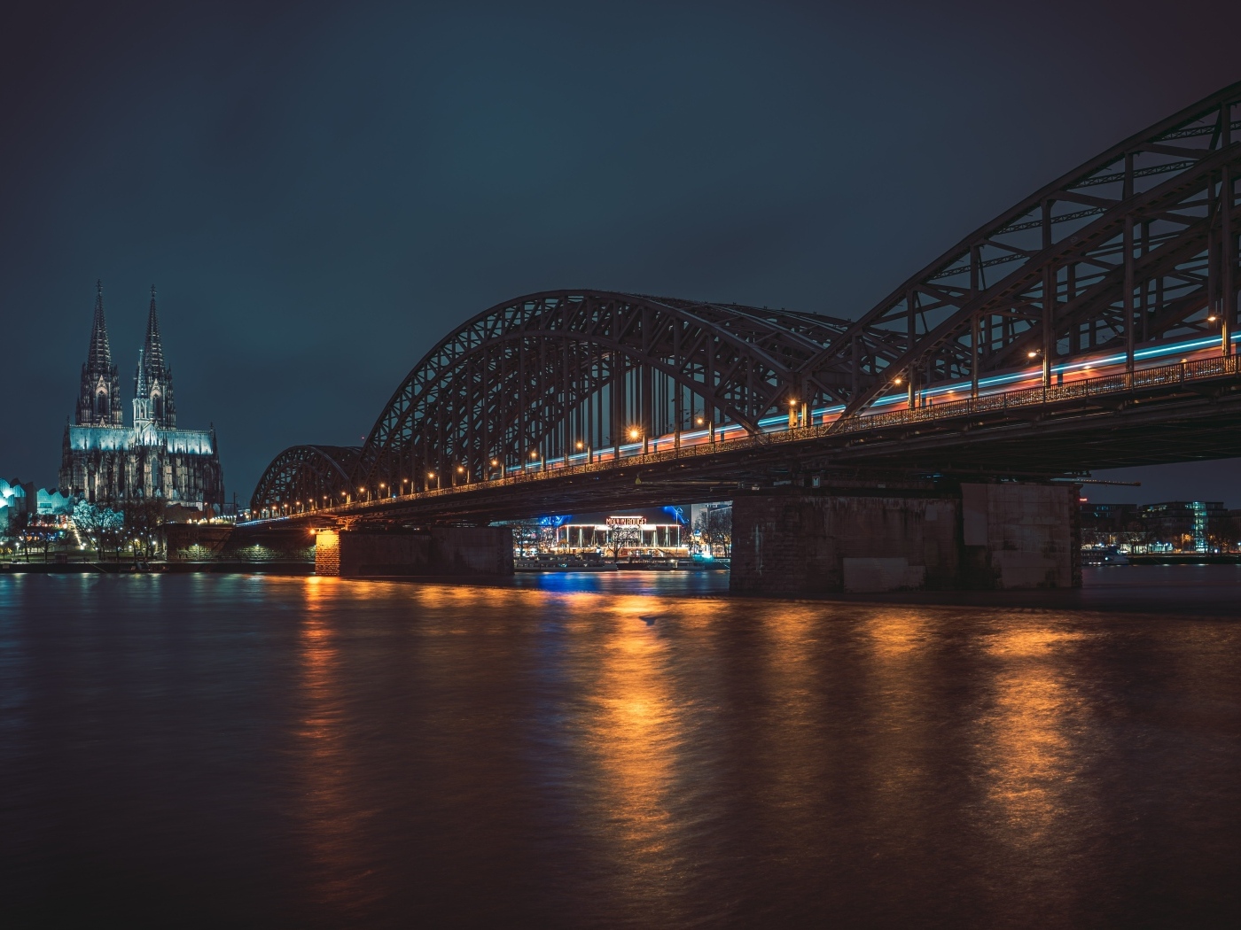 Огни на большом железном мосту через реку