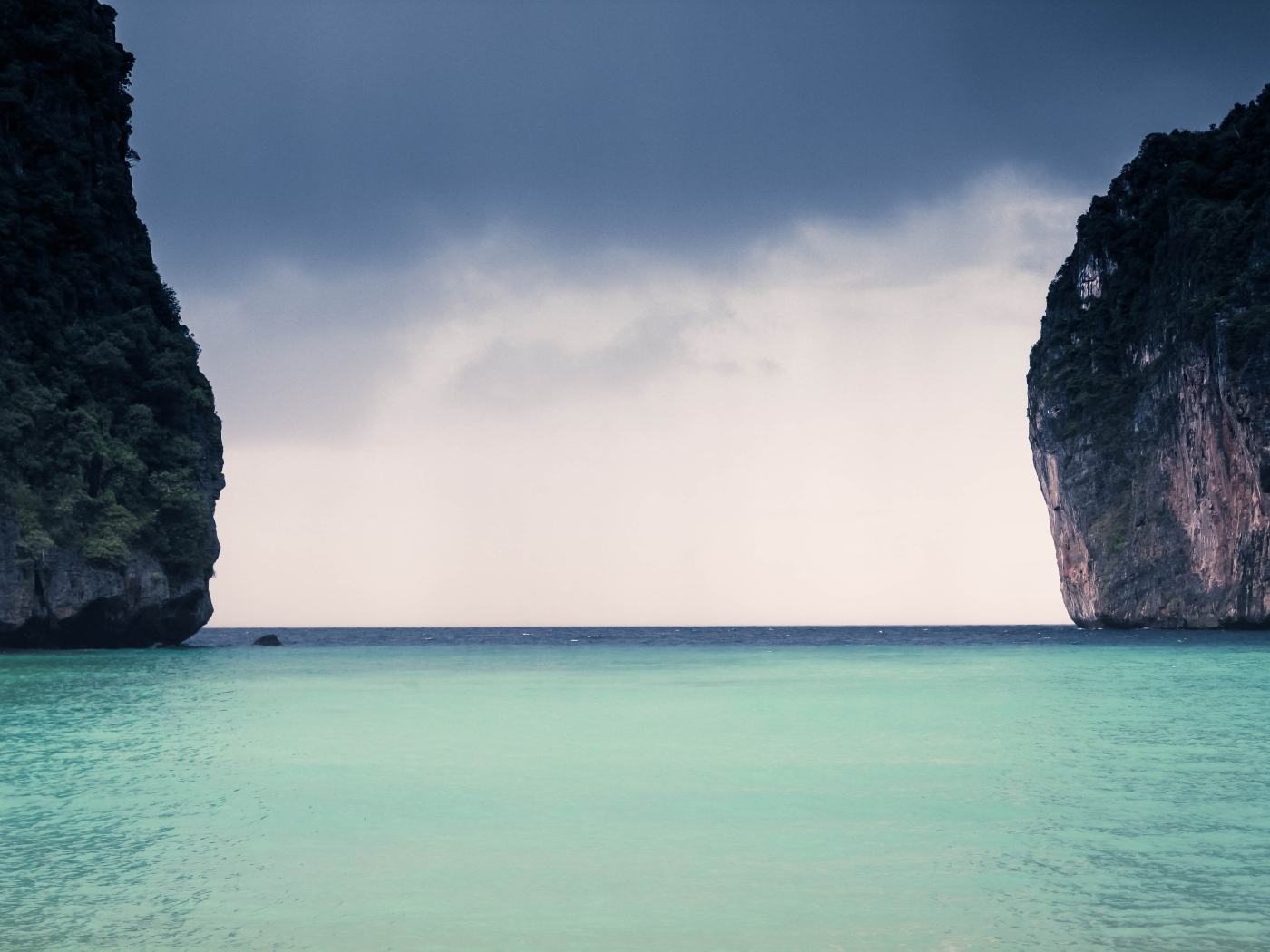 Голубая вода залива между скал