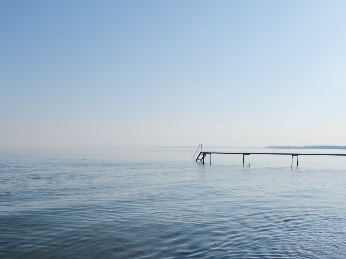 Мост в море в тумане