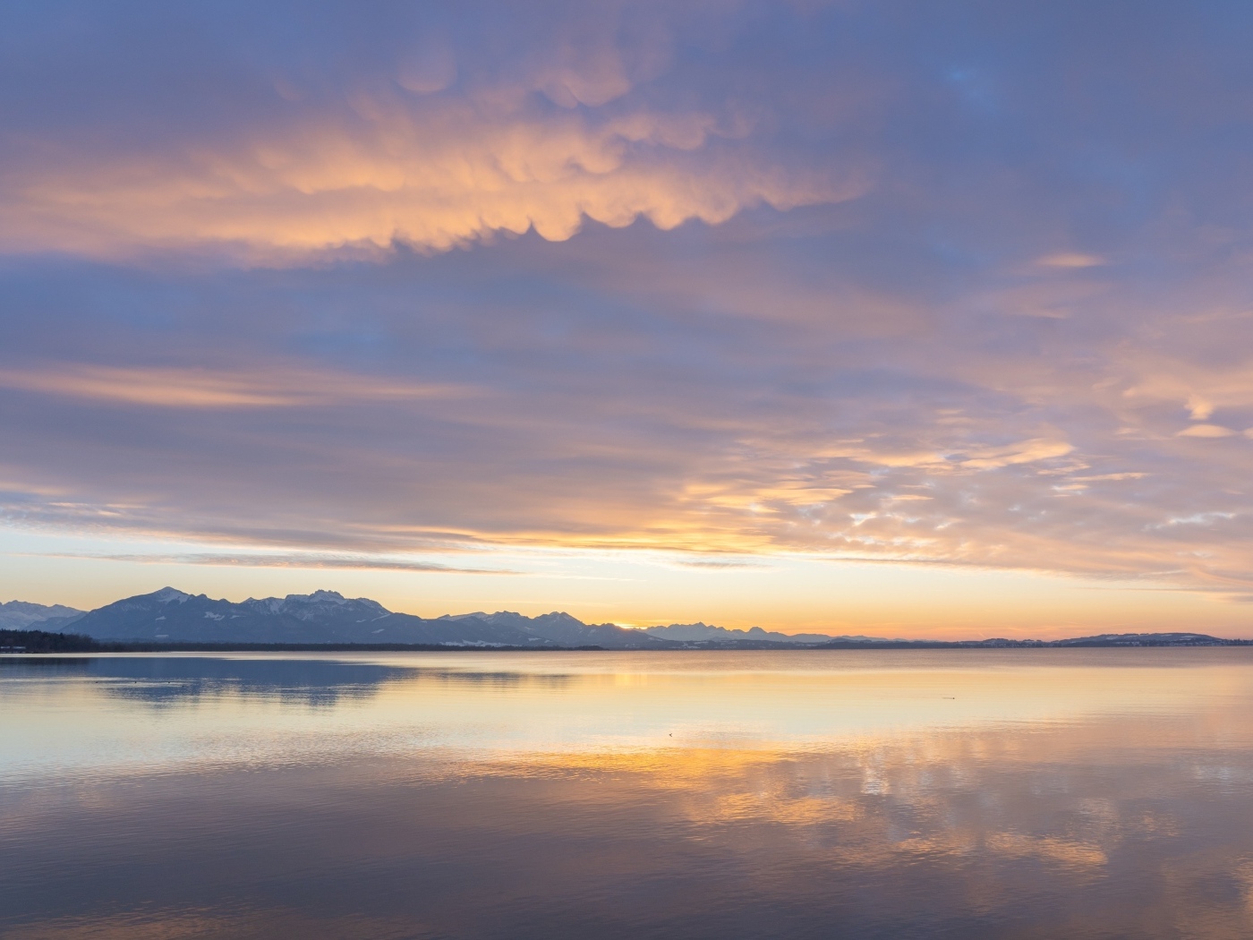 Красивый рассвет над озером в небе летом