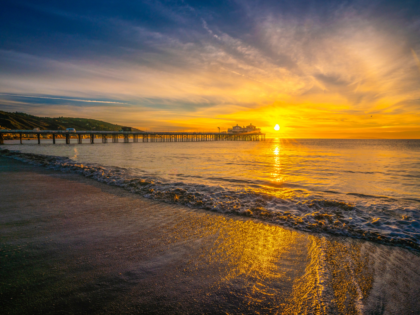Красивый вид на закат солнца на берегу моря