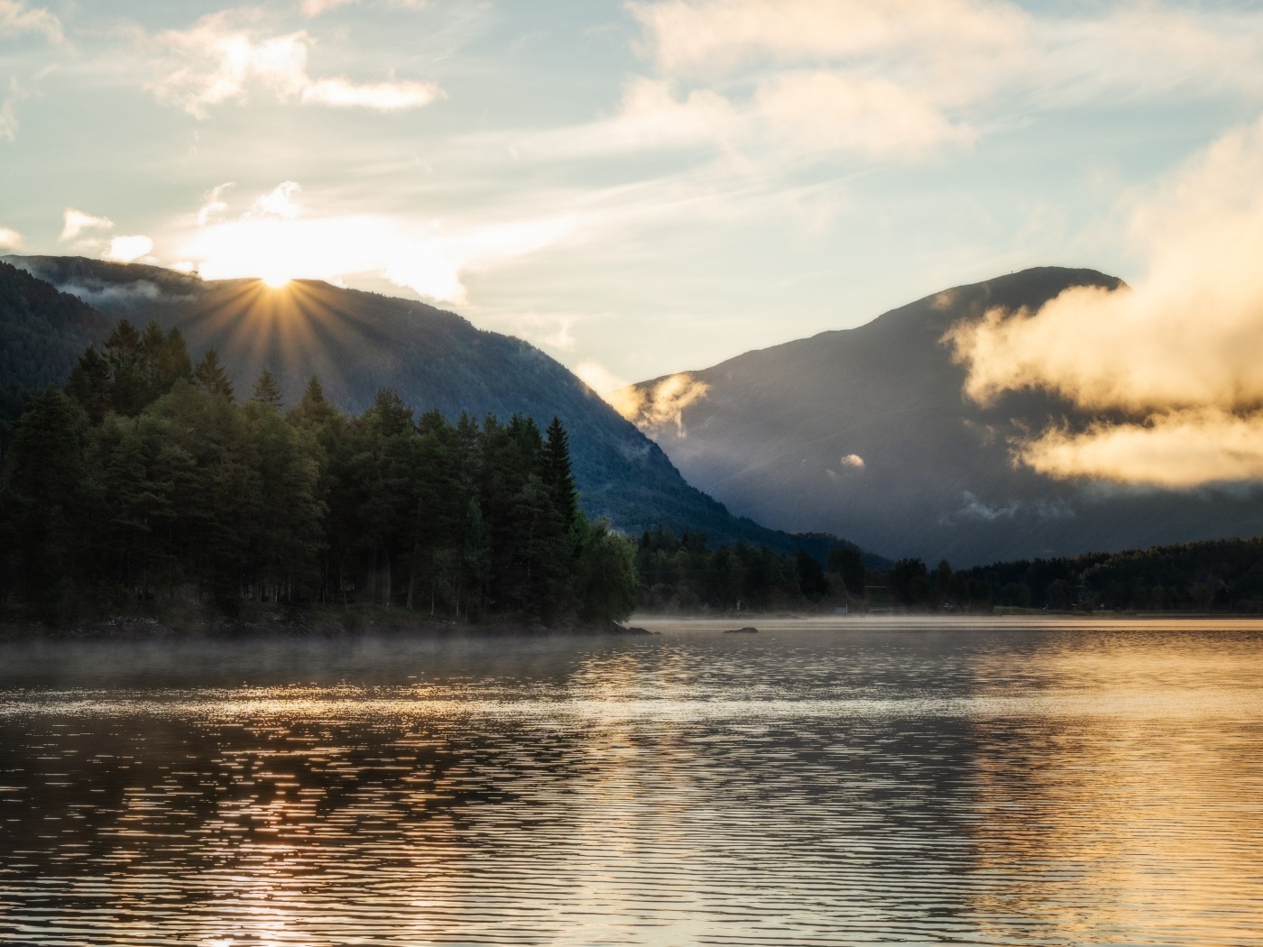 Горы и спокойное озеро на закате солнца
