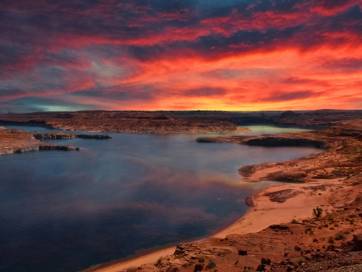 Красный закат в небе над рекой