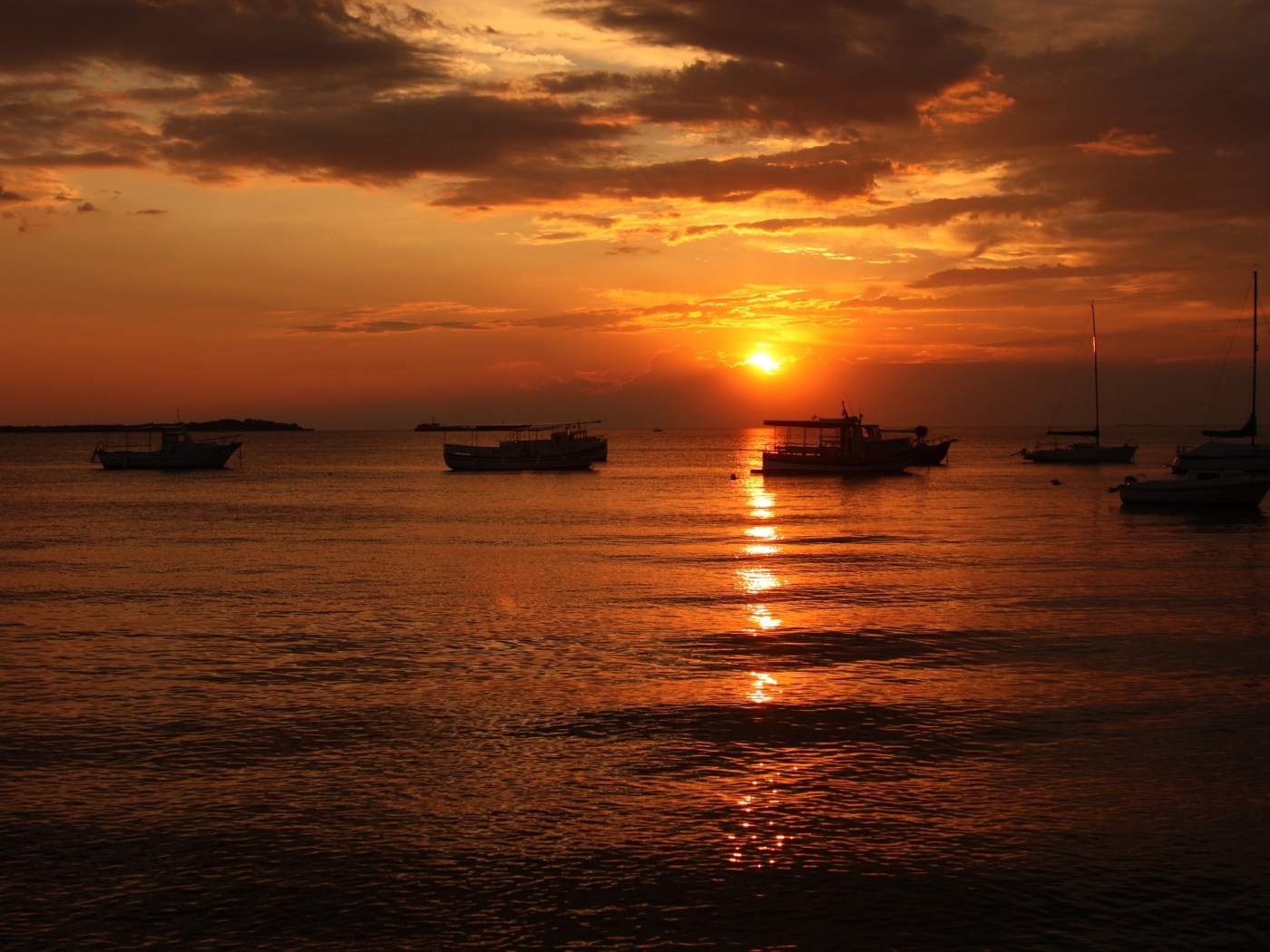 Корабли у причала в море на закате летом