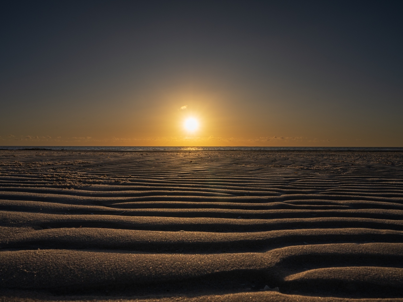 Рассвет солнца над пустыней