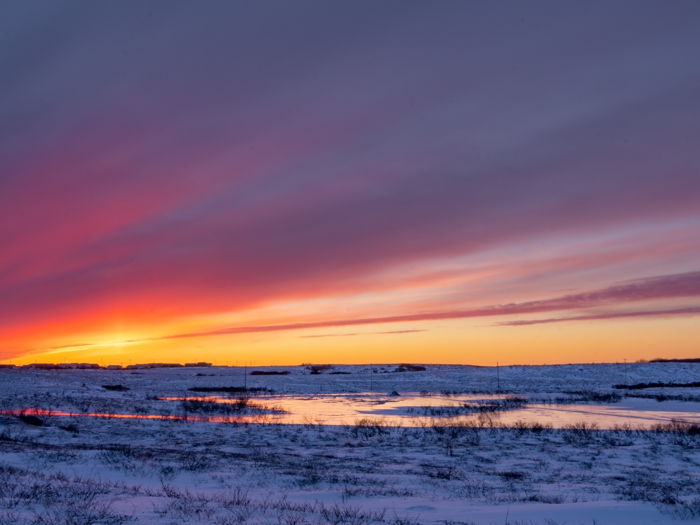 Закат солнца над покрытым снегом полем Аляски