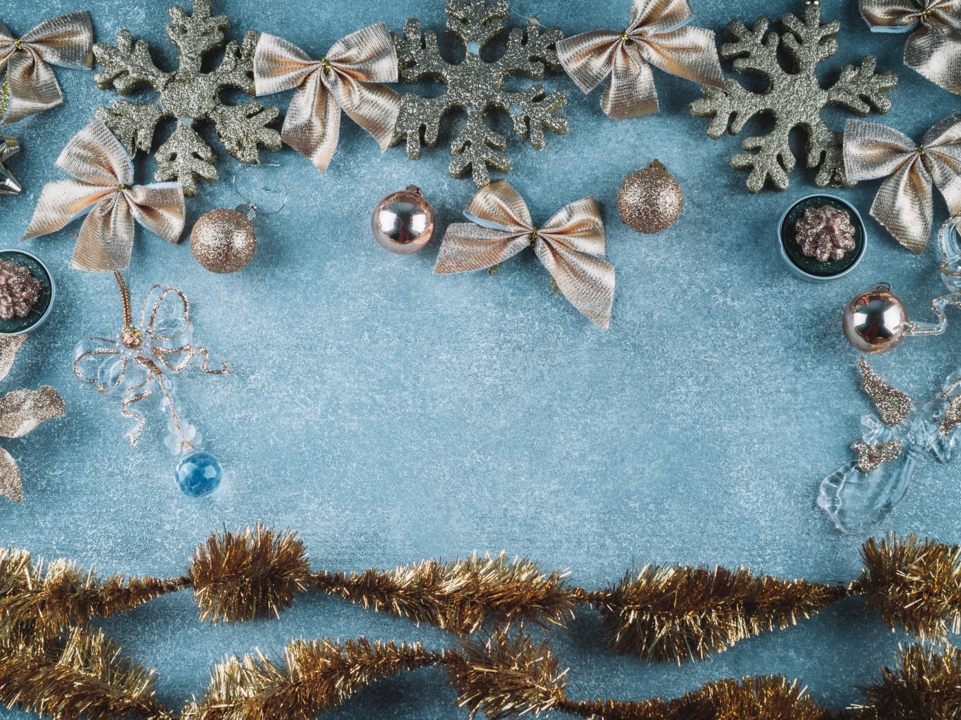 Бантики и мишура на голубом фоне для новогодней открытки