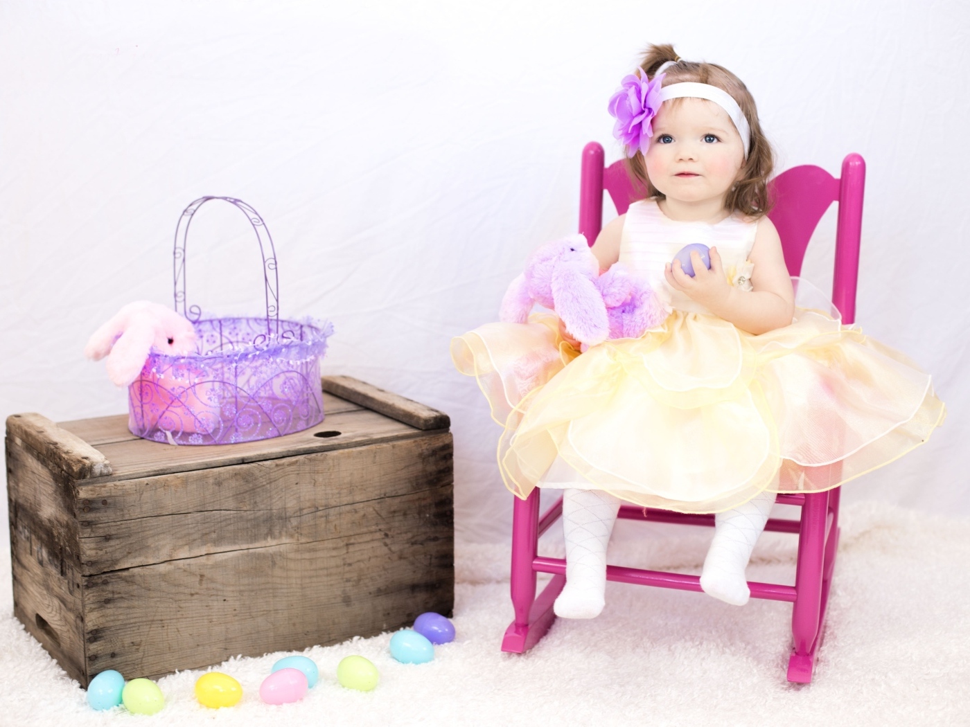 Девочка в красивом платье сидит на стуле 