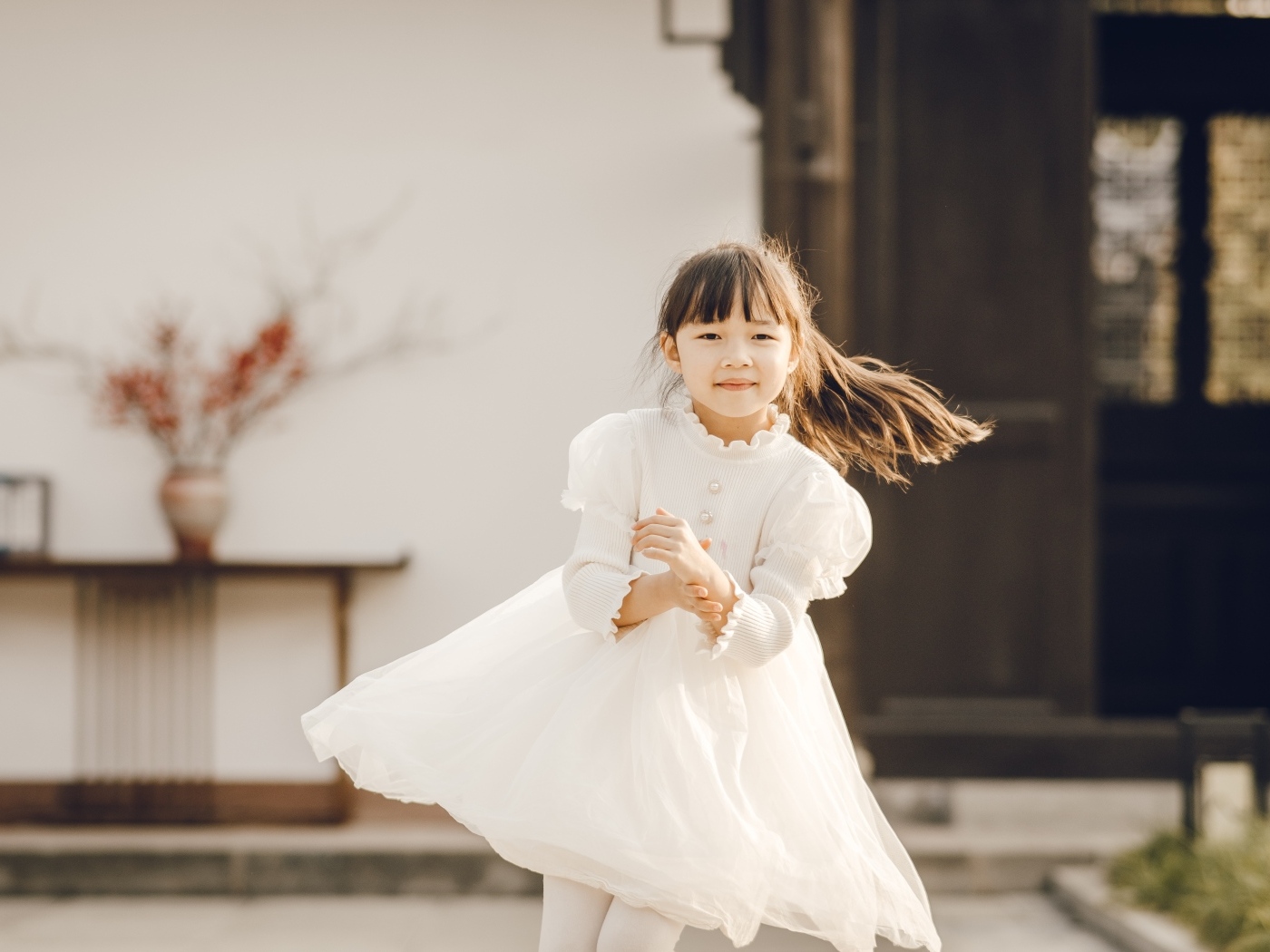 Девочка азиатка в красивом белом платье