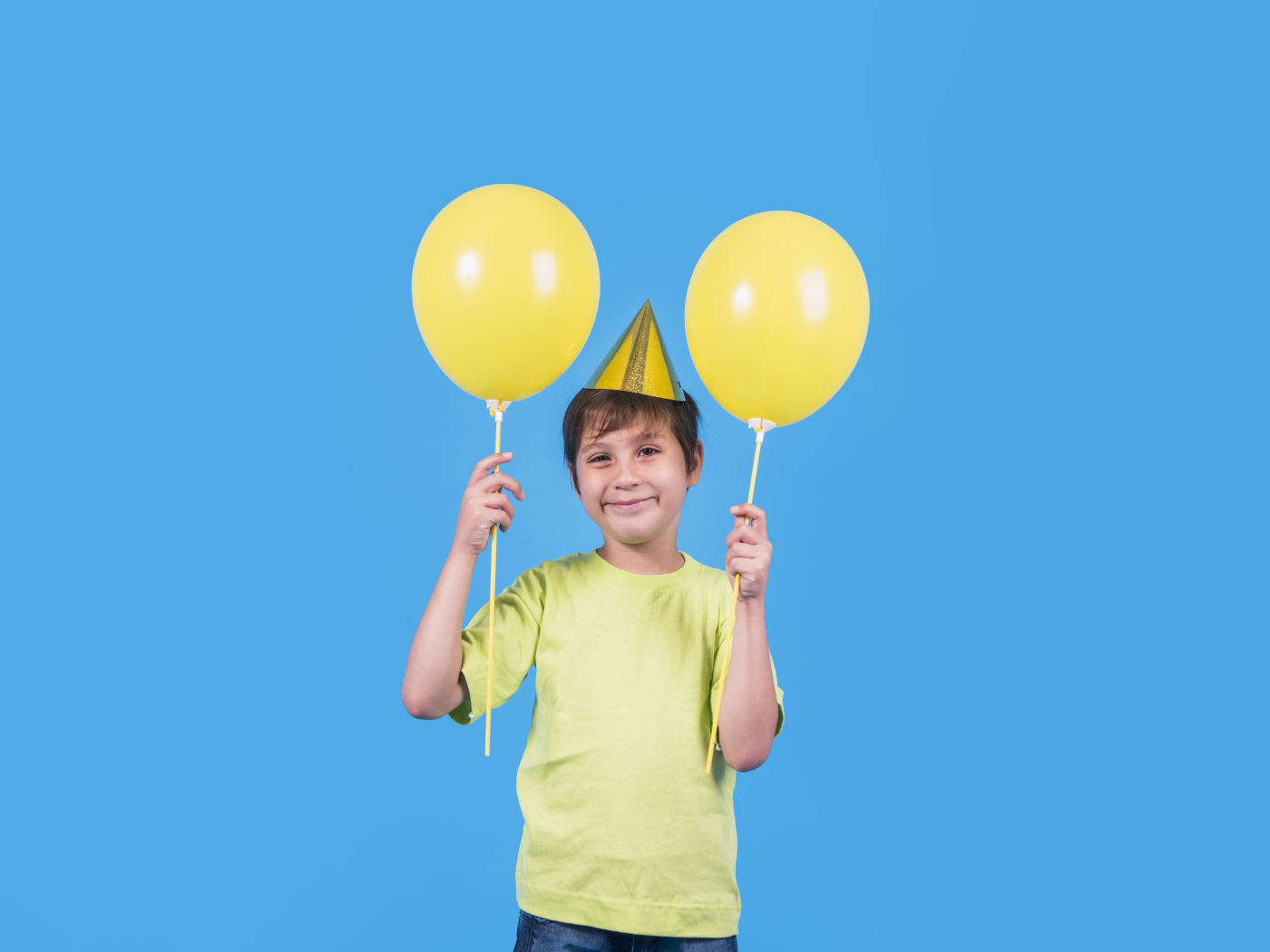 Мальчик на день рождения с желтыми шариками
