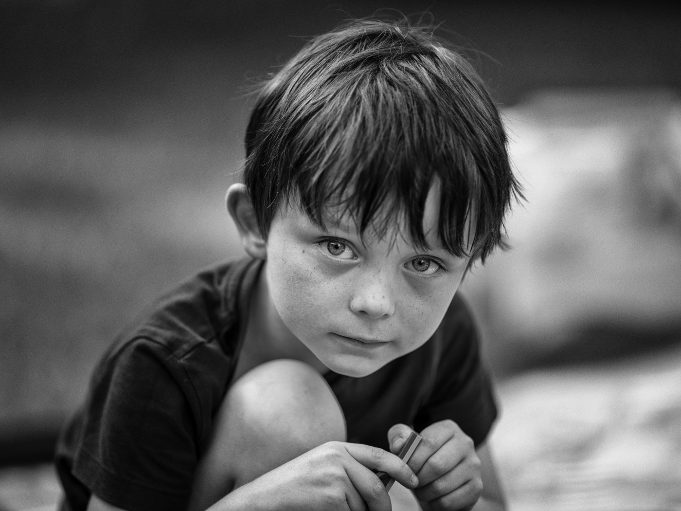 Черное-белое фото маленького мальчика