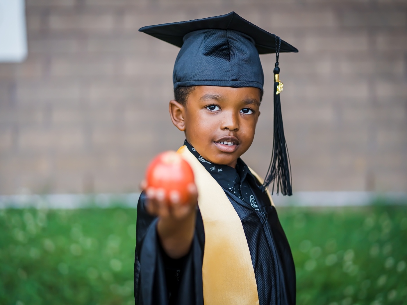 Темнокожий мальчик в костюме ученого