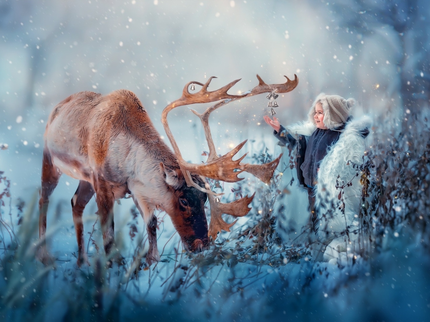 Мальчик с северным оленем играет колокольчиком