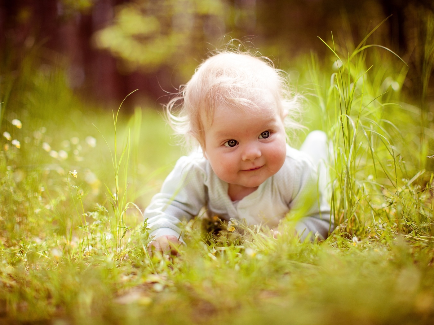 Милый светловолосый ребенок в траве
