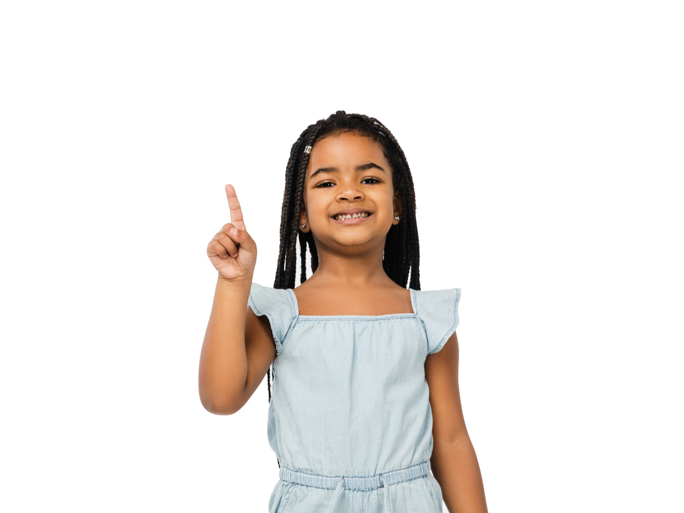 Темнокожая маленькая девочка на белом фоне