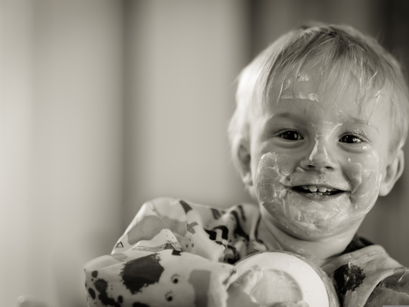 Смешной мальчик с лицом в сметане