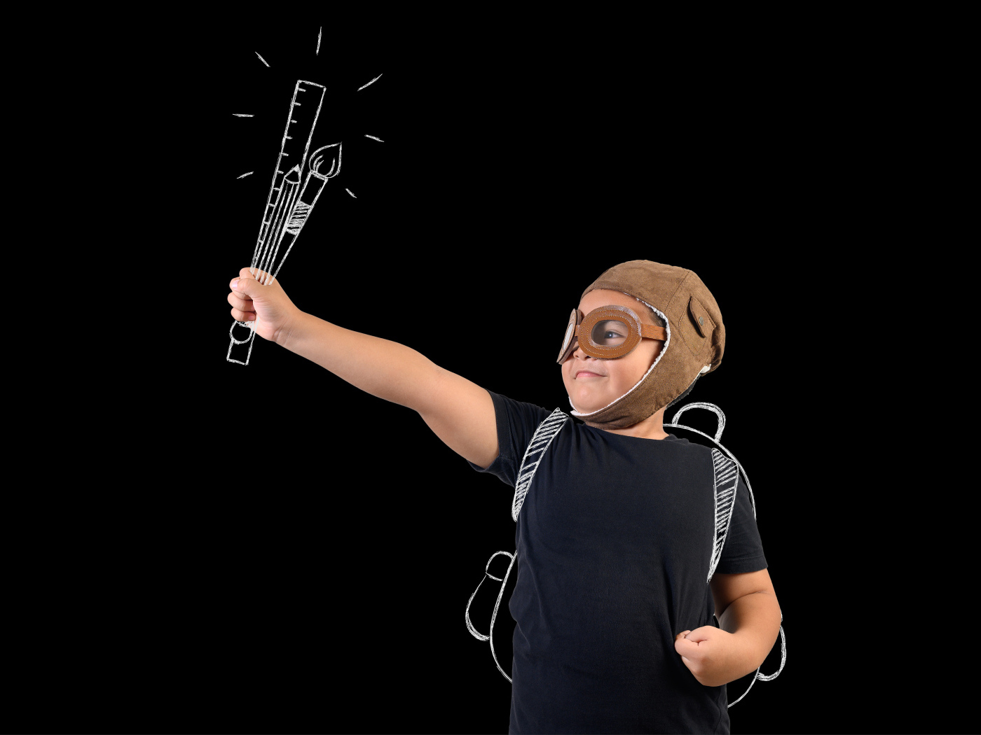 Маленький мальчик с нарисованными кистями на черном фоне