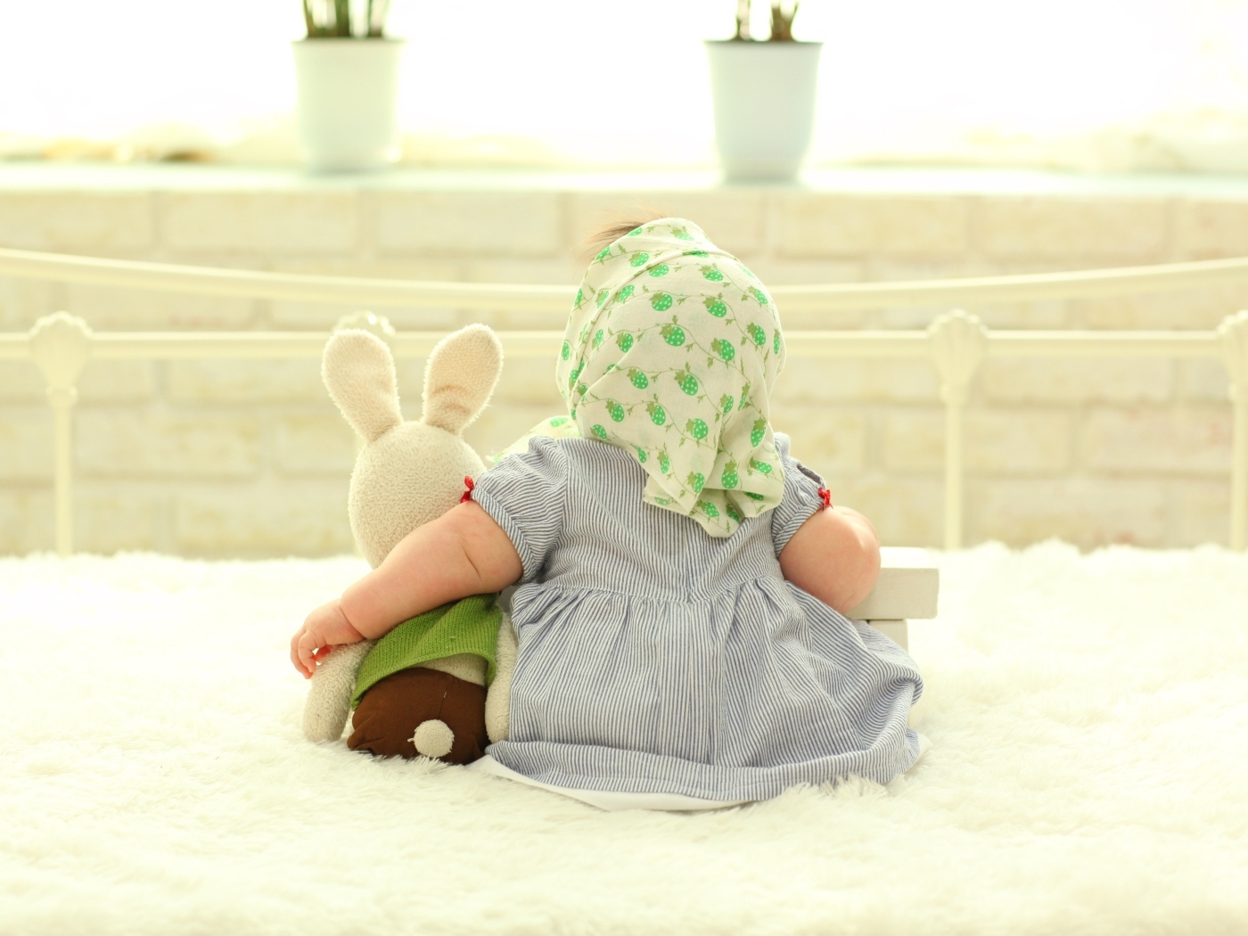 Маленькая девочка сидит с игрушкой