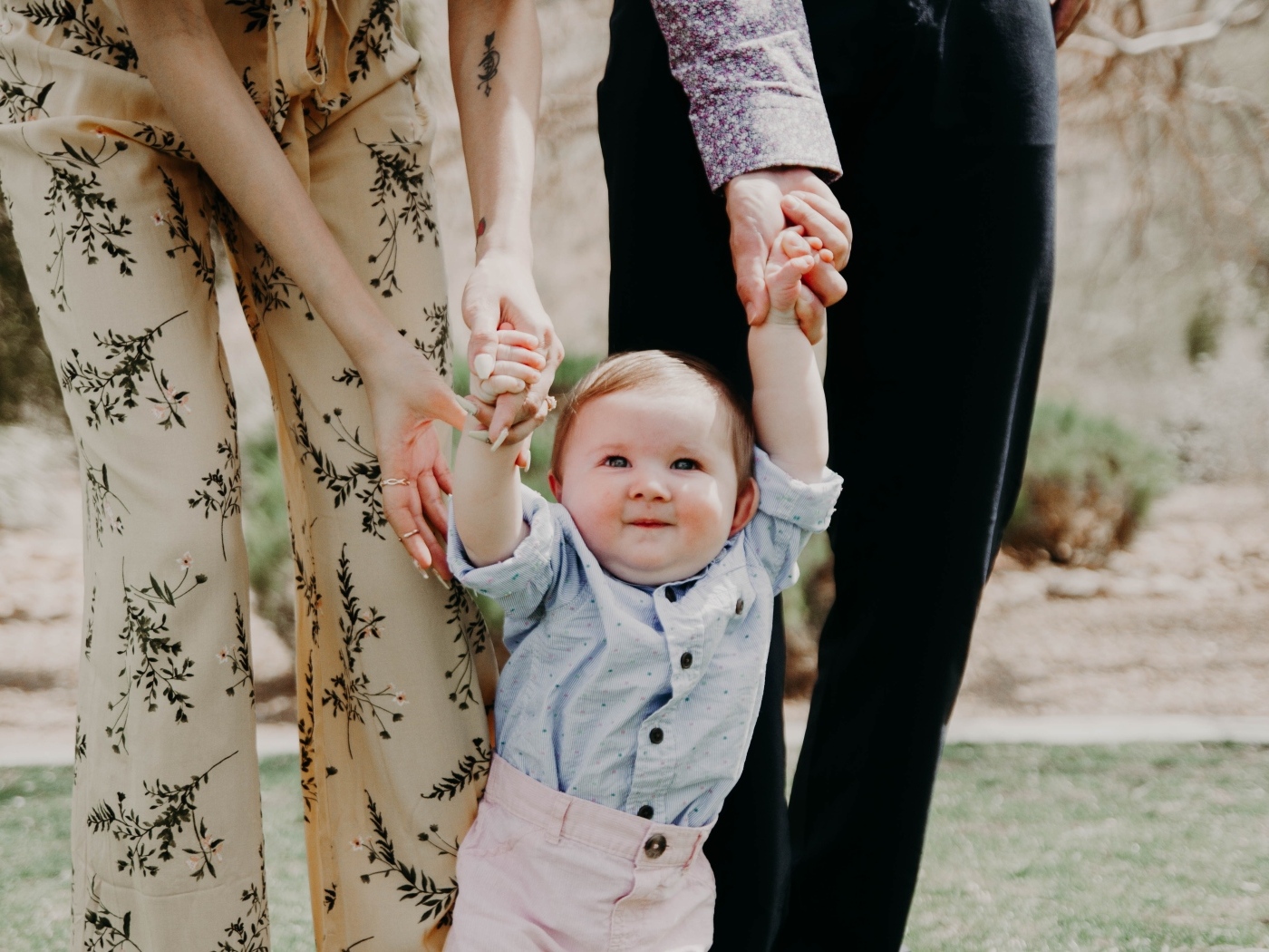 Родители ведут маленького ребенка