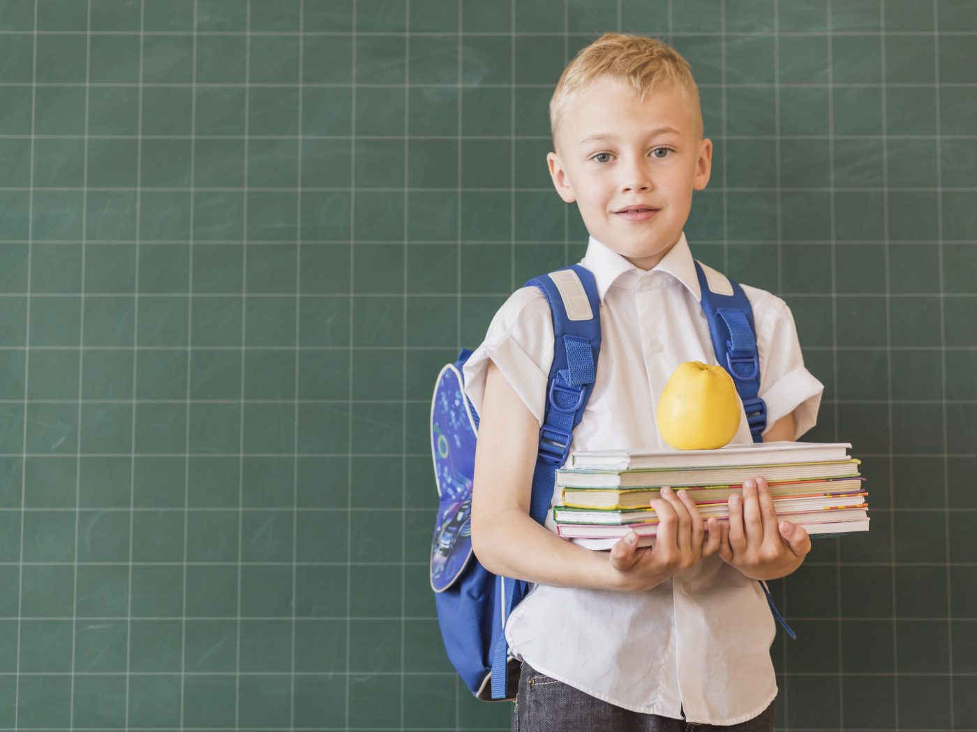 Мальчик школьник с книгами у доски