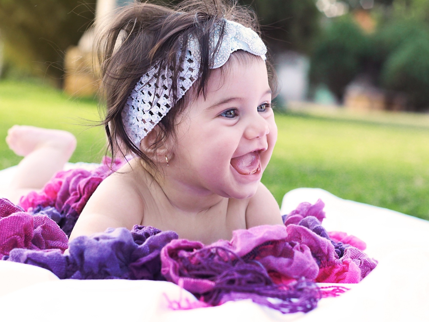 Улыбающаяся маленькая девочка с повязкой на голове 