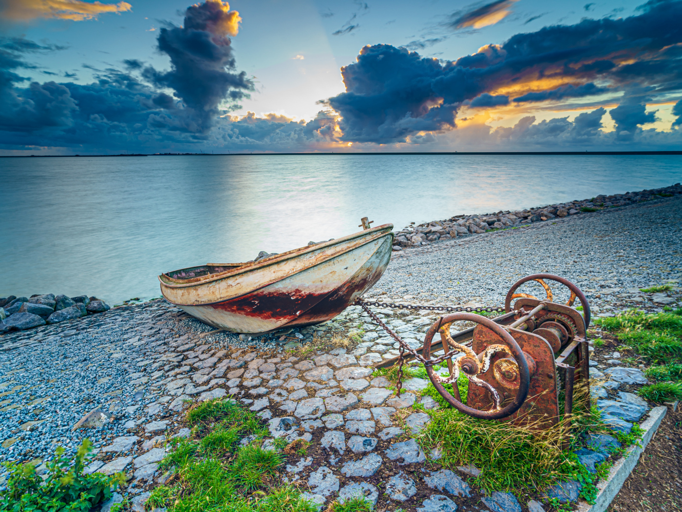 Старая лодка на берегу моря 