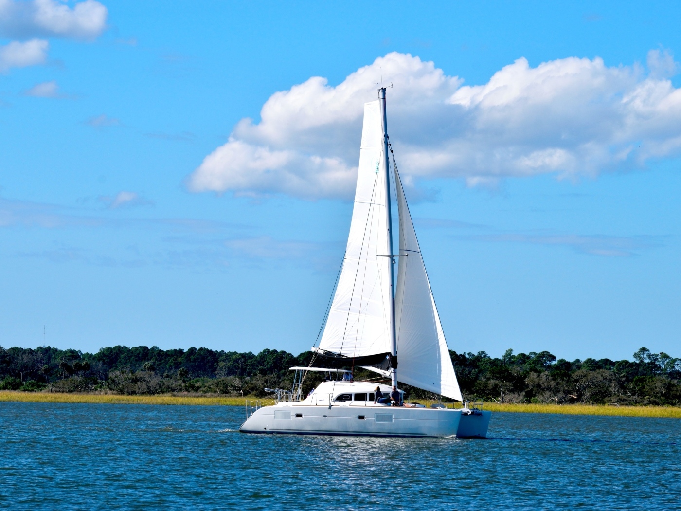 Парусная яхта в море на фоне красивого неба