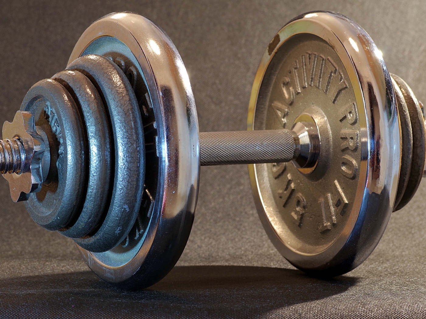 Большая тяжелая железная гантеля