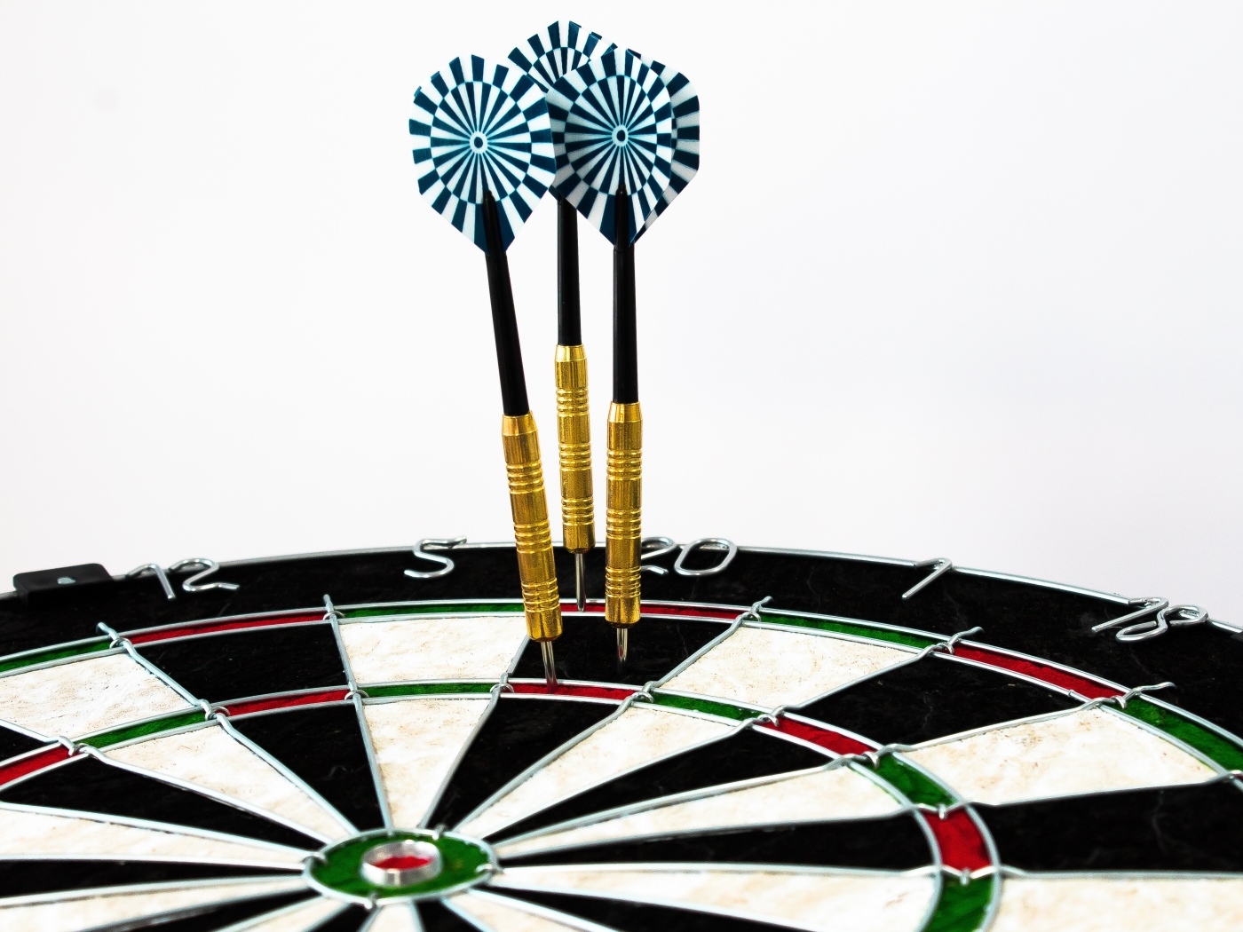 Мишень и дротики для игры в дартс