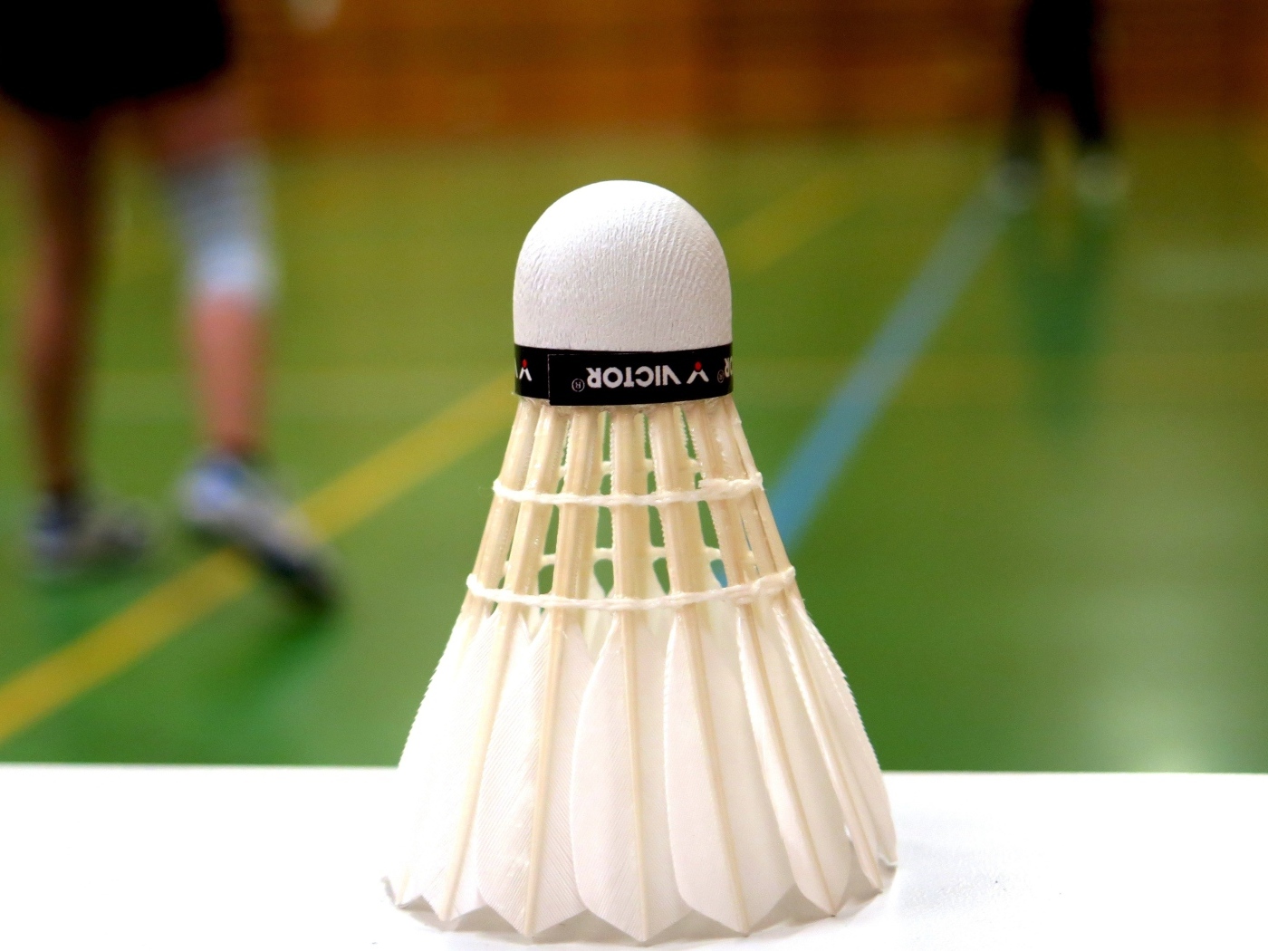 Белый волан для игры в бадминтон крупным планом