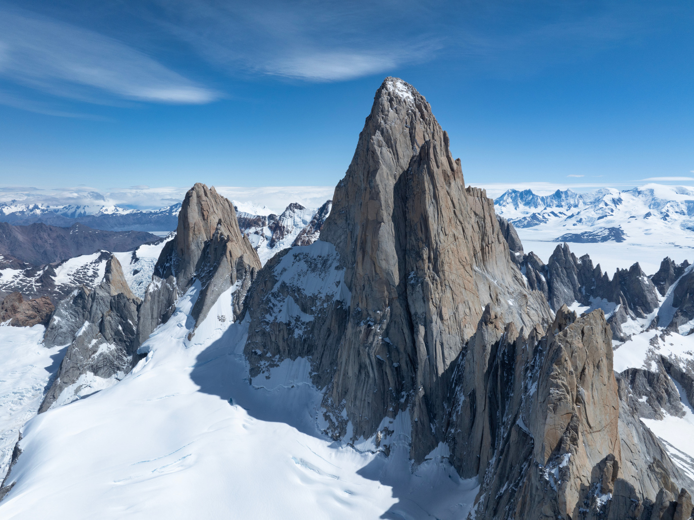 Горная вершина Фицрой под голубым небом, Аргентина