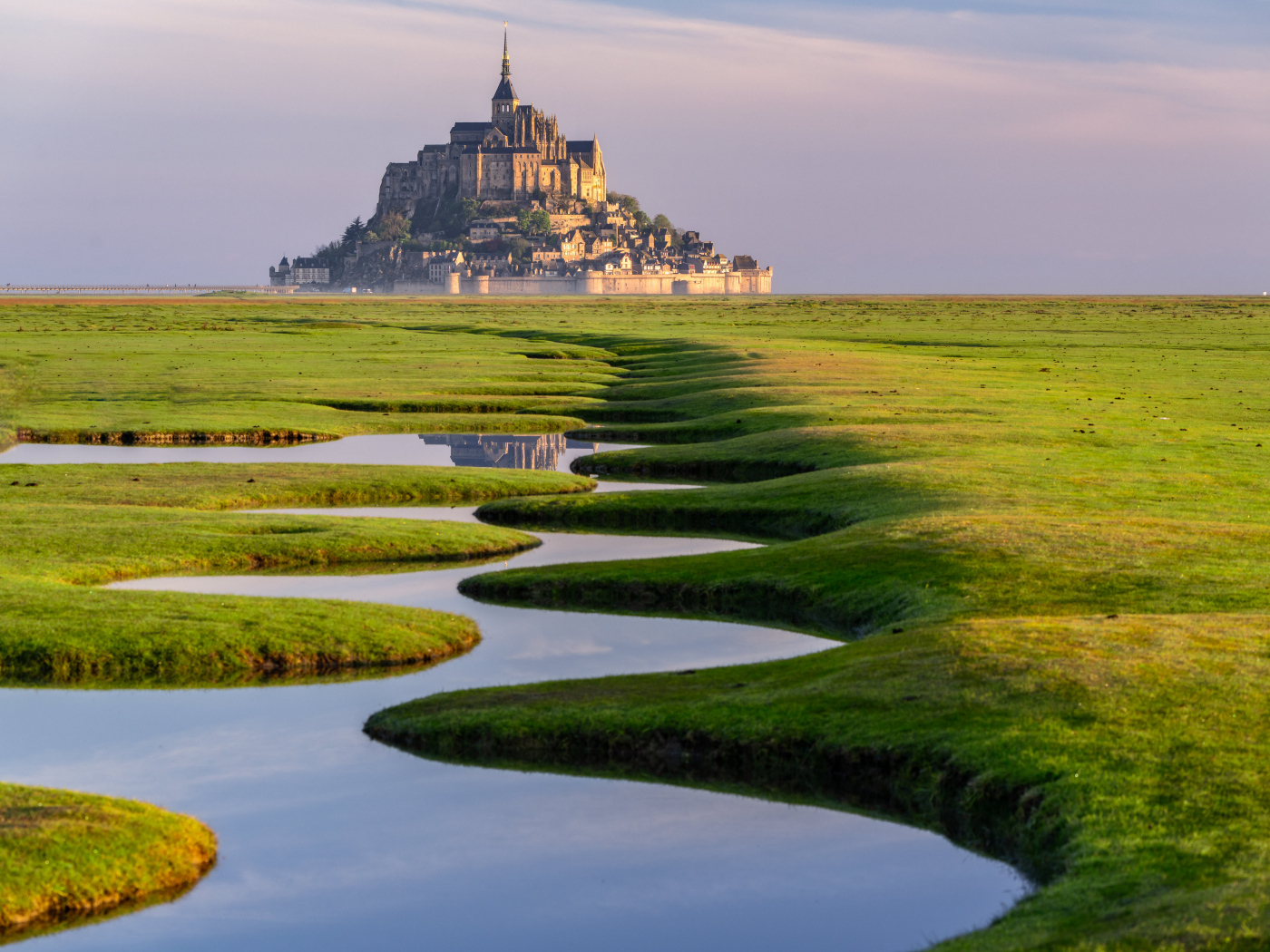 Ручей на фоне крепости с замком, Франция