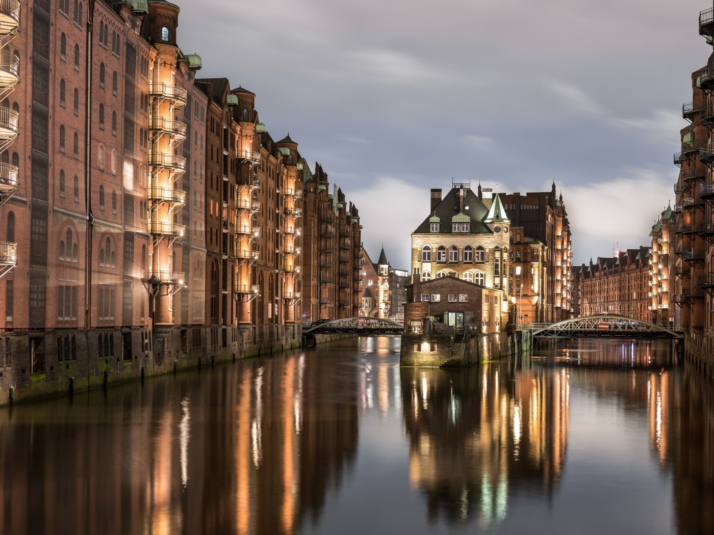Старинная архитектура города Гамбург вечером, Германия