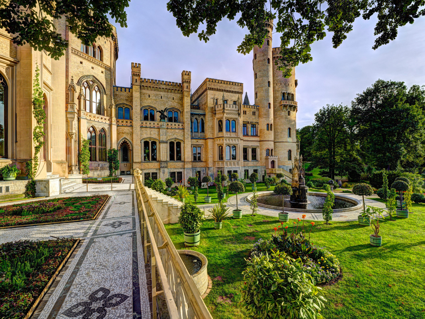 Старый дворец  в парке, Бабельсберг. Германия